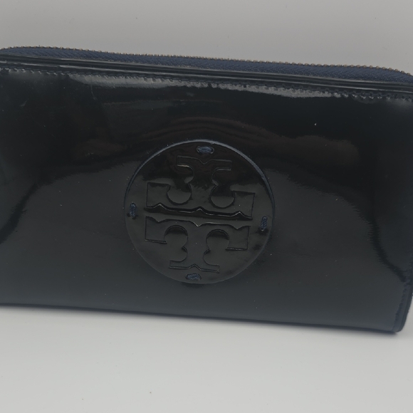 Tory Burch Shinny PVC Black & Blue W/ Gold Hardware Zip Around Wallet (EUC)✨️🖤✨ - Picture 2 of 7